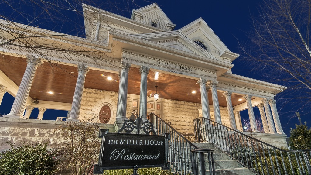 The miller house exterioir of one of the best restaurants in Owensboro at night