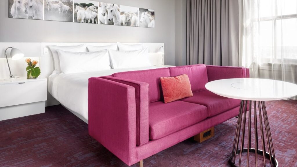 21c Museum Hotel Lexington bedroom with pink sofa at one of the best luxury hotels in Lexington KY