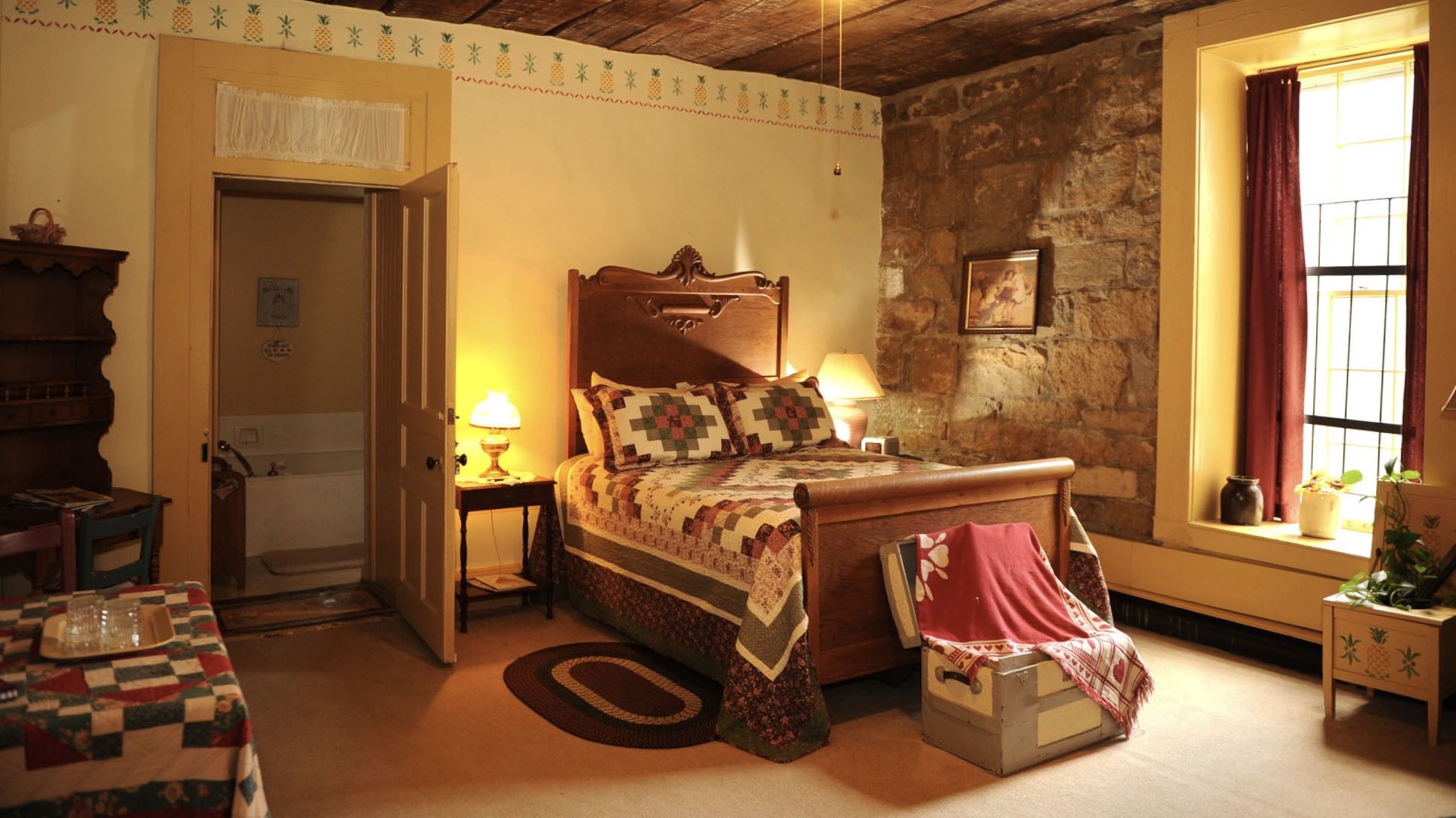 ColonialRoomMain-Jailer's Inn Bed & Breakfast 